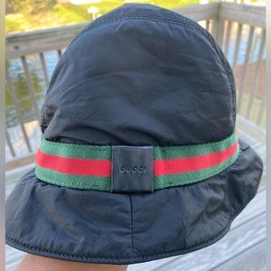 GUCCI black and signature stripe bucket hat in size L.